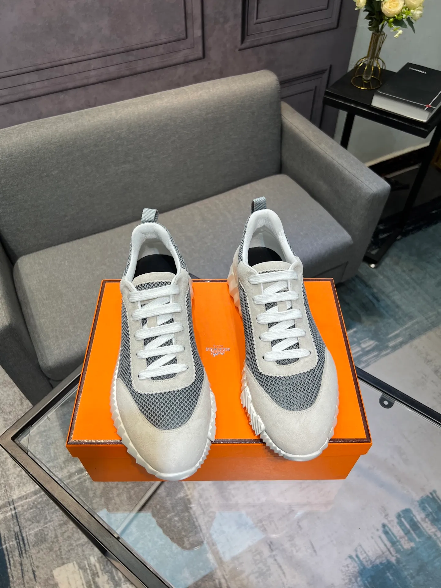 Men's shoes 💰660 Exclusive real shot (top version) Hermes new autumn and winter sports shoes. One of the most comfortable shoes from Hermes. Very light on the feet and good-looking. You will not be tired even if you go shopping. The overall suede feels very good. It is very beautiful and versatile. Very light and comfortable. Fabric: Imported high mercerized sheep/original single rain velvet. Lining: Imported silk sheepskin for the lining insole. Outsole: Seamless combination of IP+TPU (multi-color letters) German technology irradiation machine Size: Male 39-46 (Male 38 45 46 customized) Top quality, simultaneous full set of packaging